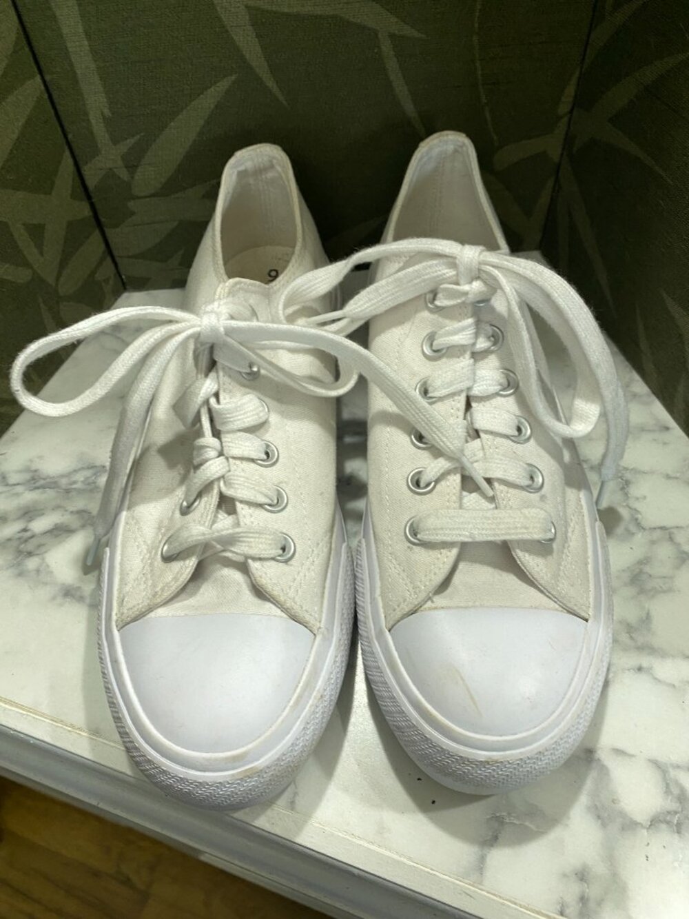 EUC ~.No Boundaries Classic White Canvas Casual Sneakers~sz 9